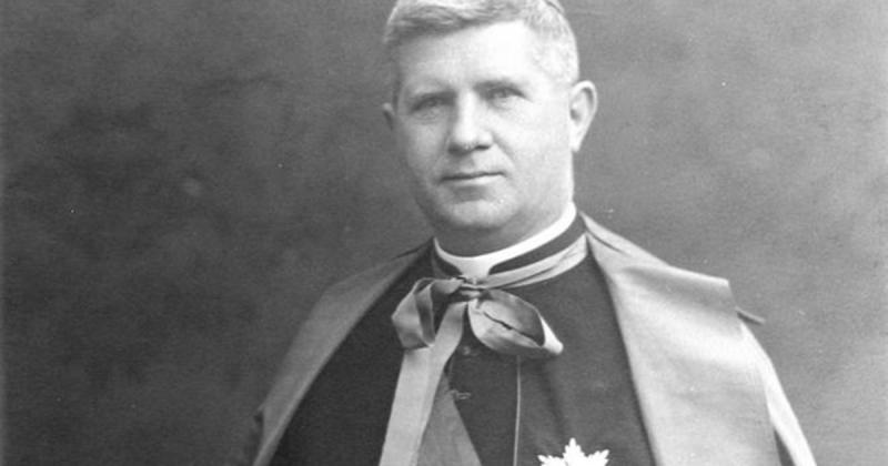 A bátor ferences szerzetes vádlóinak vádlója vált, mint egy igazságkereső harcos, aki nem riad vissza az igazság melletti kiállástól.