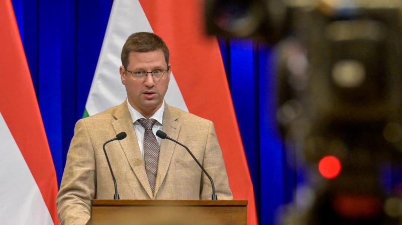 A 14. havi nyugdíj első részlete 2026 februárjában fog megérkezni, és várhatóan körülbelül 65 ezer forintot fog jelenteni.