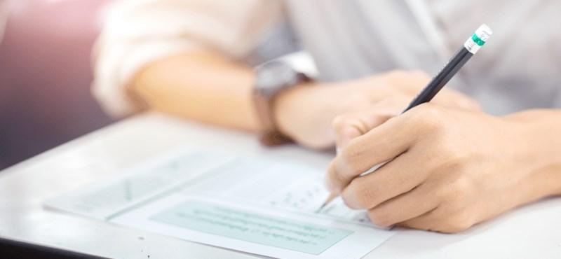 A piros toll mellett a zöld toll alkalmazása is rendkívül hatékony eszköz lehet az iskolai oktatásban. De miért is olyan sikeres a Zöld toll módszer? 

Elsősorban, míg a piros toll gyakran a hibákra és a javítandó területekre irányítja a figyelmet, a zöld