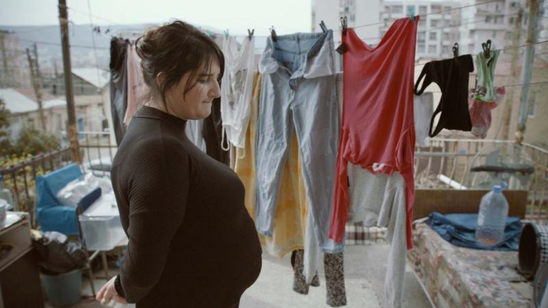 Grúz béranyák, erős iráni nők, valamint eltűnt felvidéki testvérek – mindezek a különös sorsok szövik át a történetek hálóját.