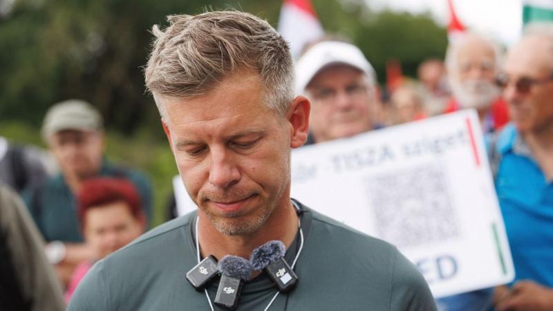 Hiúsága tette őt nevetségessé: Magyar Péter a tükör előtt állva nemcsak saját magát, hanem a környezetét is képes volt szórakoztatni.